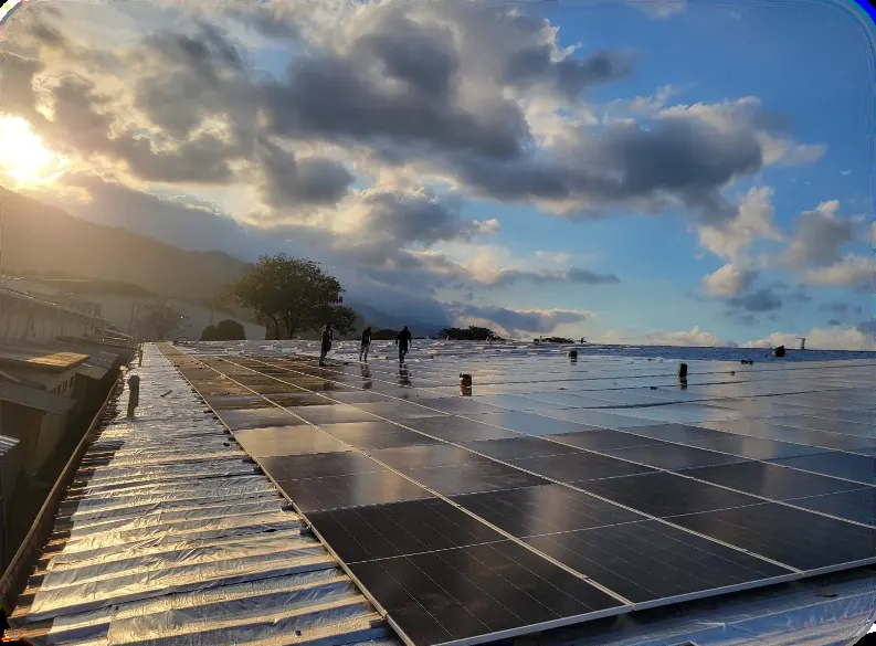 Módulos solares instalados sobre cubierta industrial al atardecer
